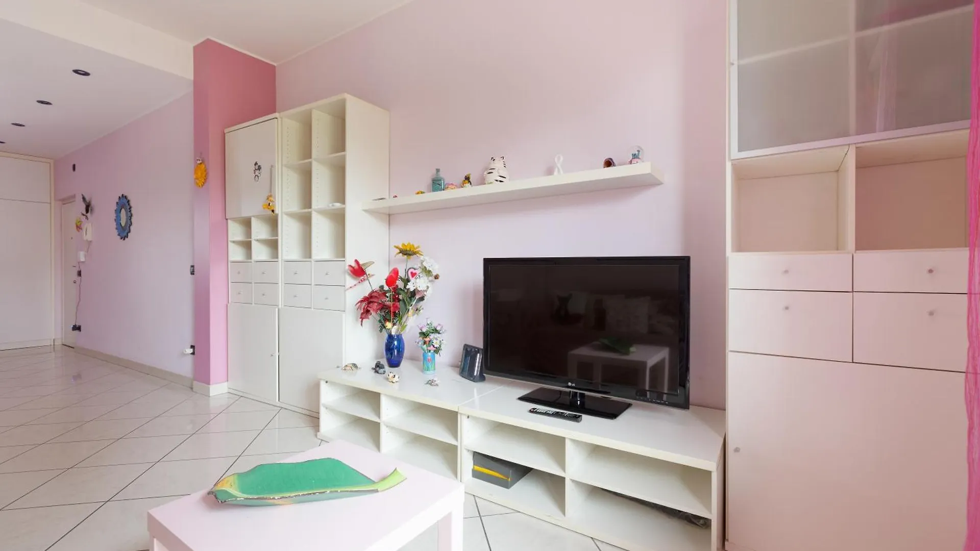 Mac Mahon - Colorful Apartment With Balcony! Milan 0*,  Italy